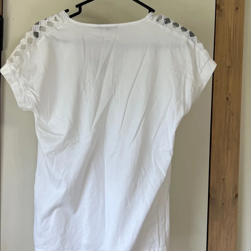 Tommy Hilfiger Medium white tee shirt sheer embroidery sleeve shoulders - Picture 6 of 6